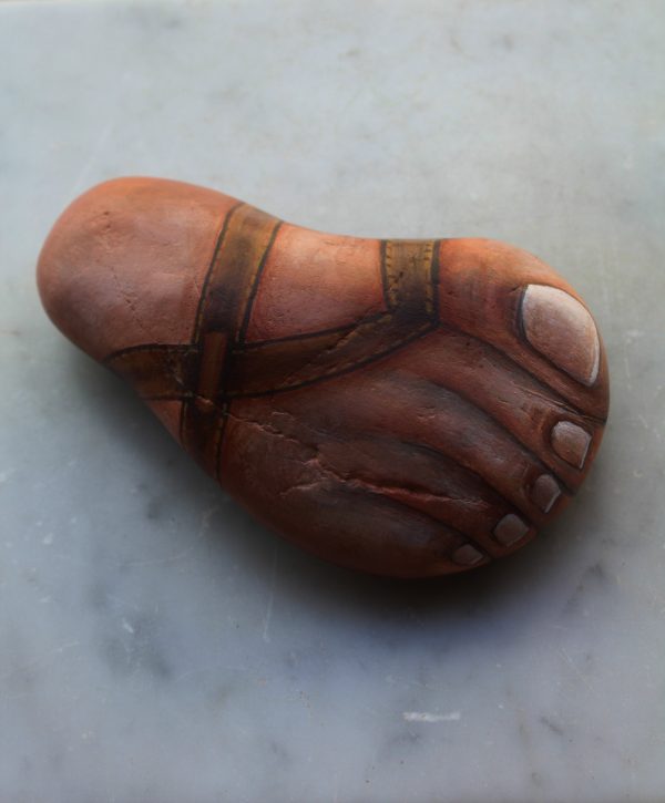 Piedra Pintada Pie con sandalia