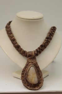 Collar de Cuero Piedra Pintada - Huella Artistica