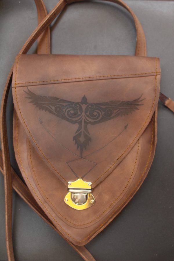 Bolso escudo de cuero marrón