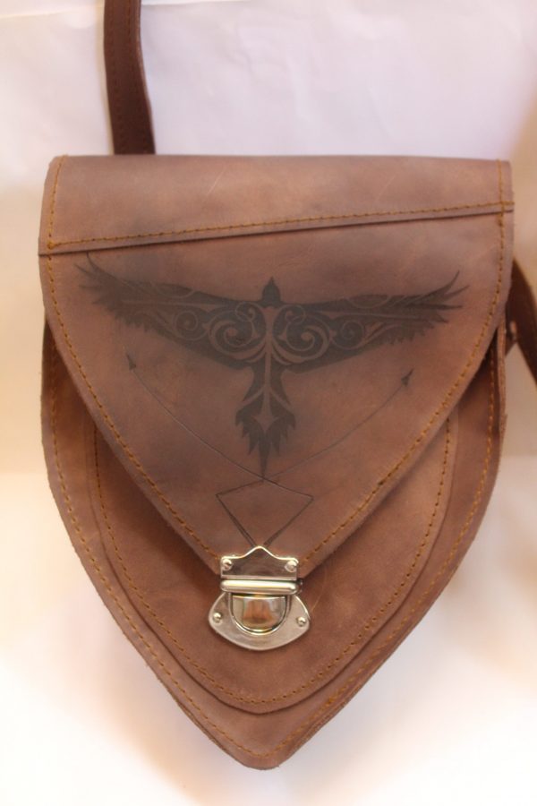 Bolso escudo de cuero marrón