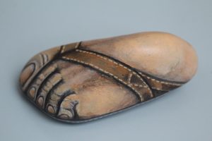Piedra Pintada Pie con sandalia 1